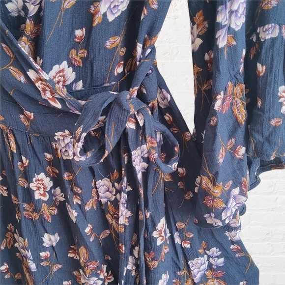 American eagle floral wrap dress with bell sleeves - Picture 3 of 11